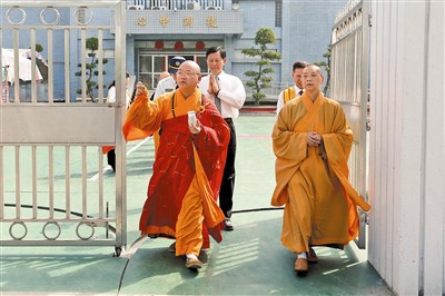 高雄監獄新春灑淨祈安，禮請佛光山寺住持心保和尚(左)主法。右為佛光山慈善院院長依來法師。